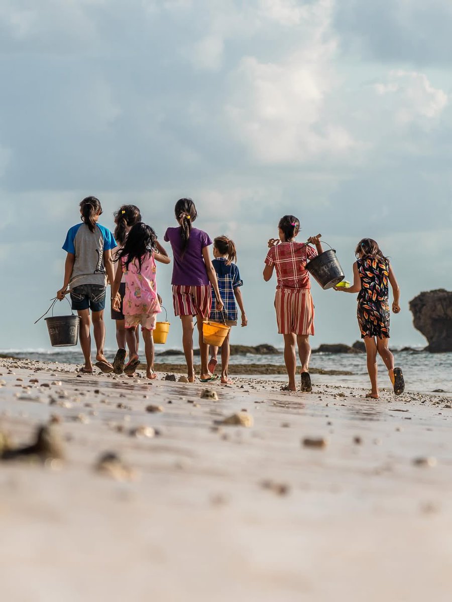 Nihihotels's tweet photo. As the tide recedes on Nihiwatu Beach, fishermen set sail, locals gather at rock pools, and ponies are led into the sea — a timeless ritual of connection.
#nihigram by @nathwild https://t.co/Zrlw5xuy0z
