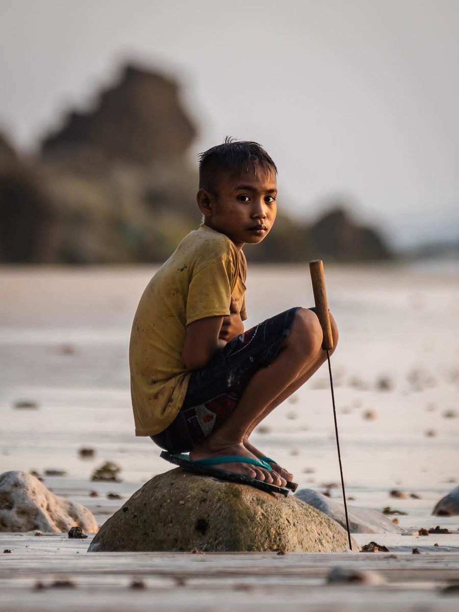 Nihihotels's tweet photo. As the tide recedes on Nihiwatu Beach, fishermen set sail, locals gather at rock pools, and ponies are led into the sea — a timeless ritual of connection.
#nihigram by @nathwild https://t.co/Zrlw5xuy0z