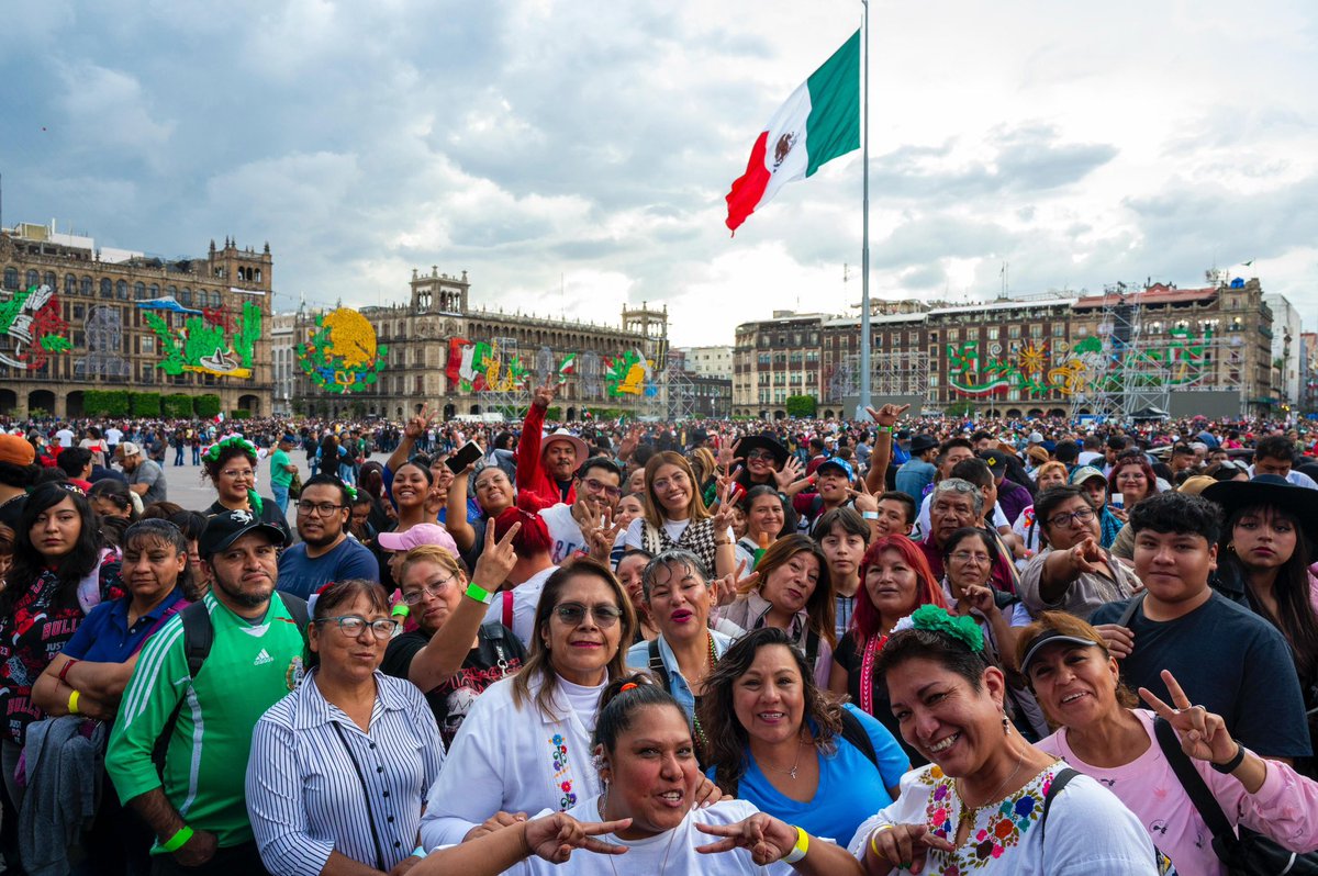 rosaicela_'s tweet photo. Es muy conmovedor ver a tantas niñas, jóvenes y mujeres adultas darse cita en el #Zócalo, para gritar junto con la Presidenta @Claudiashein: ¡#VivaMéxico! ¡Vivan las mujeres que nos dieron patria! 👧🏽👩🏻👩🏼‍🦳👩🏾‍🦱👵🏽 🇲🇽#GritoHistóricoPresidenta https://t.co/PqnbUzivNu