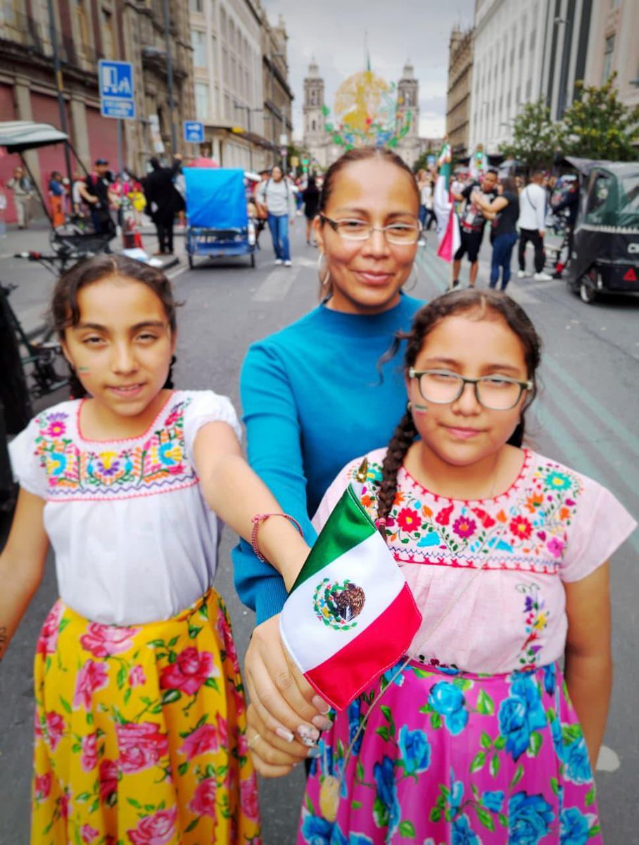 rosaicela_'s tweet photo. Es muy conmovedor ver a tantas niñas, jóvenes y mujeres adultas darse cita en el #Zócalo, para gritar junto con la Presidenta @Claudiashein: ¡#VivaMéxico! ¡Vivan las mujeres que nos dieron patria! 👧🏽👩🏻👩🏼‍🦳👩🏾‍🦱👵🏽 🇲🇽#GritoHistóricoPresidenta https://t.co/PqnbUzivNu