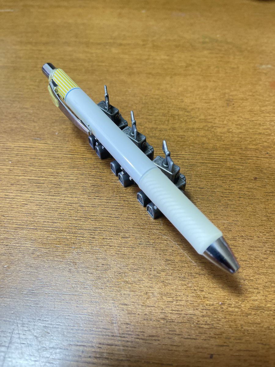 Hisami_196's tweet photo. ほぼ日手帳2026 開封！
https://t.co/xKJR5RzPjd

特典のG.OR-01ペーパーウェイト☺️
並べたら、ペンホルダーになった🥰

 #ほぼ日手帳  #ほぼ日カズン https://t.co/z5zBDYz6RX
