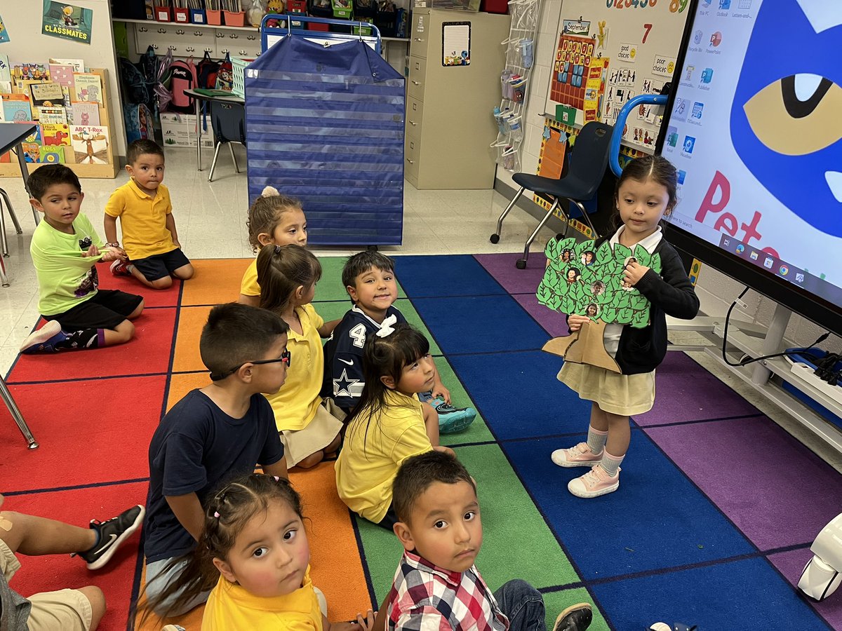 vaviles01's tweet photo. Who is in your family? Our littles presenting their family tree. #patriotpride #familiesarefabulous https://t.co/HSx2oOX70K