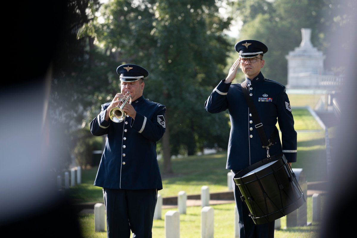 We commemorated the 168th birthday of President William Howard Taft today at his gravesite at @ArlingtonNatl. Our commanding general, Brig. Gen. Antoinette Gant, and Office of Army Cemeteries and Army National Military Cemeteries Executive Director Karen Durham-Aguilera https://t.co/tOGu4uRqsT