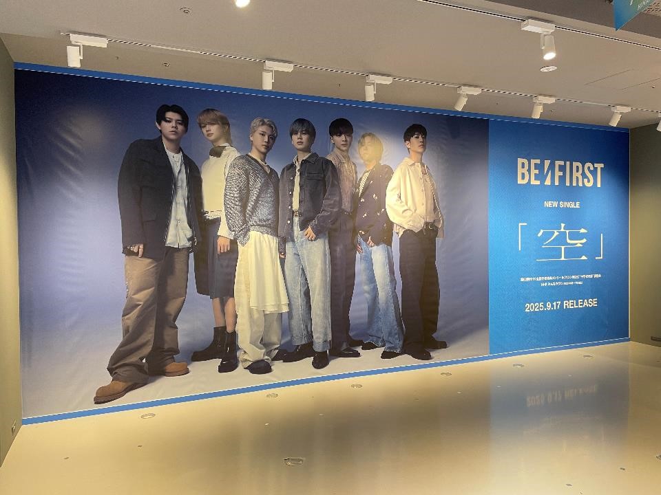 SHIBUYA_T_MUSIC's tweet photo. 【BE:FIRST】
8th シングル『空』が本日入荷☁
表題曲は、第92回NHK全国学校音楽コンクール中学校の部の課題曲として書き下ろされた楽曲♫
シブツタ地下2Fでは発売を記念して特大ビジュアル展示を開催中🎉
9/17から開催の1F・B1Fと合わせてチェックをお忘れなく💨
展示期間：9月21日(日)まで
＃BEFIRST #BF_空