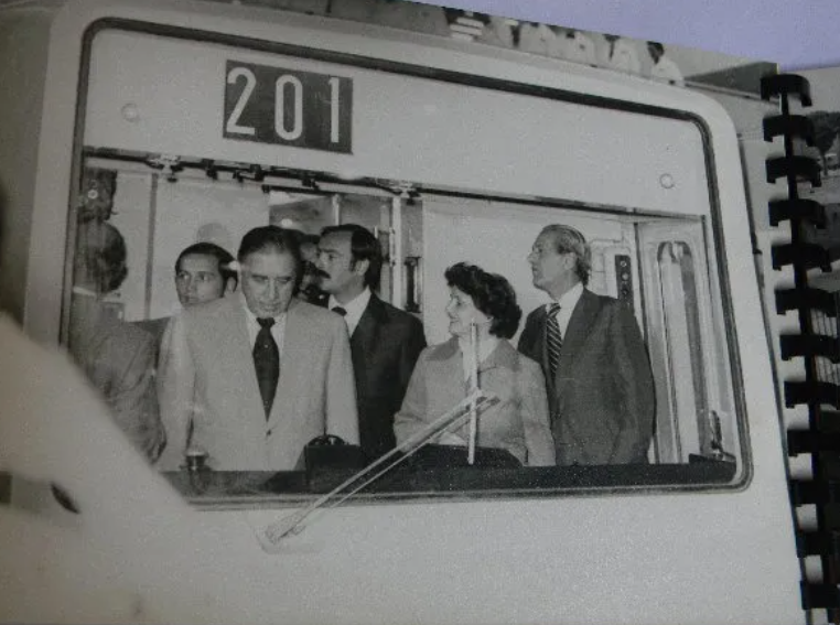botcaszely20's tweet photo. Sin entran en polémica, pero quién inauguró el metro fue Pinochet. Y quién lo niegue simplemente es un mentiroso. Una cosa es que lo odies o detestes su régimen, pero otra cosa es borrar los hechos, porque no te parecen.
#sinfiltros_tv https://t.co/MTiG1ioSD7