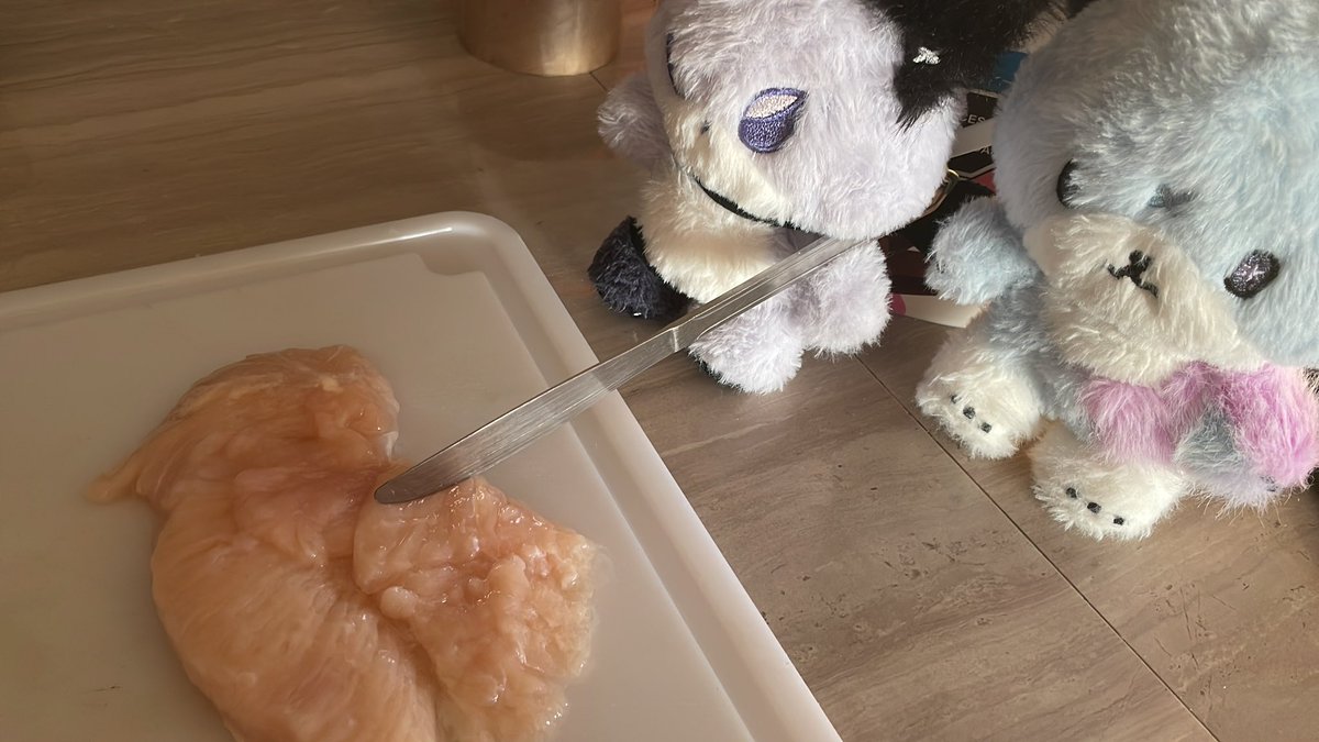 ac_xmonlovelys's tweet image. Today I&apos;ll make dinner, let&apos;s see how I cook, #FOXDE wanted to help me a little, but I gave him a small knife so he wouldn&apos;t get hurt! #JJUF looked at his older brother with admiration!