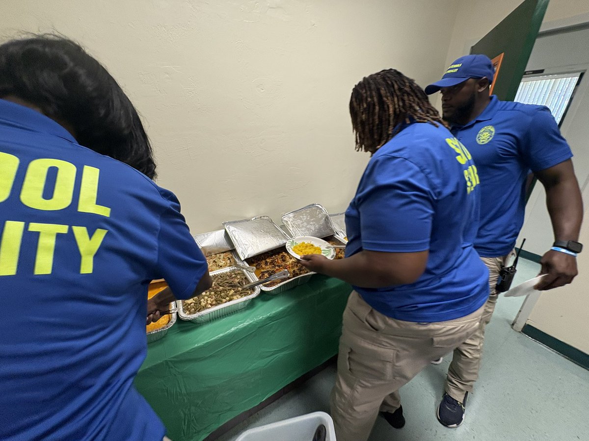 blanche_ely's tweet photo. A small THANK YOU to the hard work security specialists and monitors on our campus!
#SecurityAppreciationWeek #Legacy2Legendaryπ
https://t.co/fATxKMoFHB