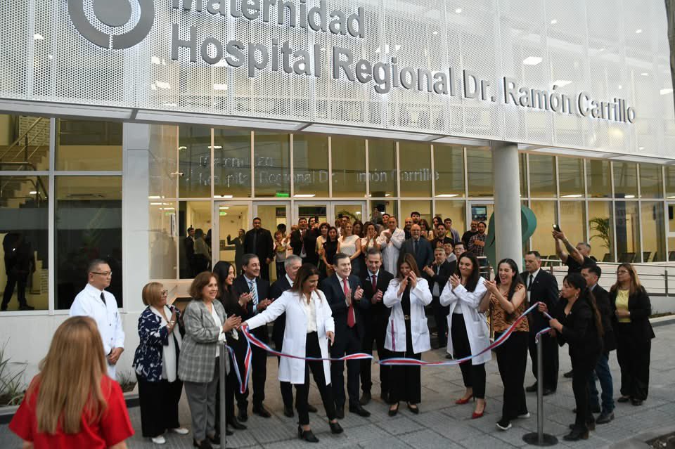 GZamoraSDE's tweet photo. #Inauguracion de la ampliación del Servicio de Maternidad del Hospital Regional "Dr. Ramón Carrillo".
Un moderno espacio,con todos los servicios que necesitan las pacientes desde el inicio de su embarazo hasta la finalización, además de la etapa de anticoncepción postparto para una salud integral.
Incluye dos salas de admisión para embarazadas, triage totalmente equipada con carro de paro, desfibrilador; consultorios de ecografía con un equipo de última generación para la detección precoz de malformaciones; de alto riesgo, de obstetricia, de ginecología equipada, de Aipeo y de psicología.
#Salud #SantiagoDelEstero