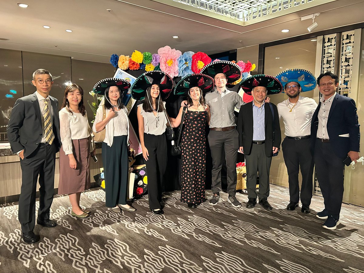 Dos de nuestros estudiantes que se encuentran de intercambio en Taiwán, fueron invitados al evento del Grito de Independencia en Taipei, organizado por la Oficina de Enlace de México en Taiwán. #JuntosSomosOrgulloUnison