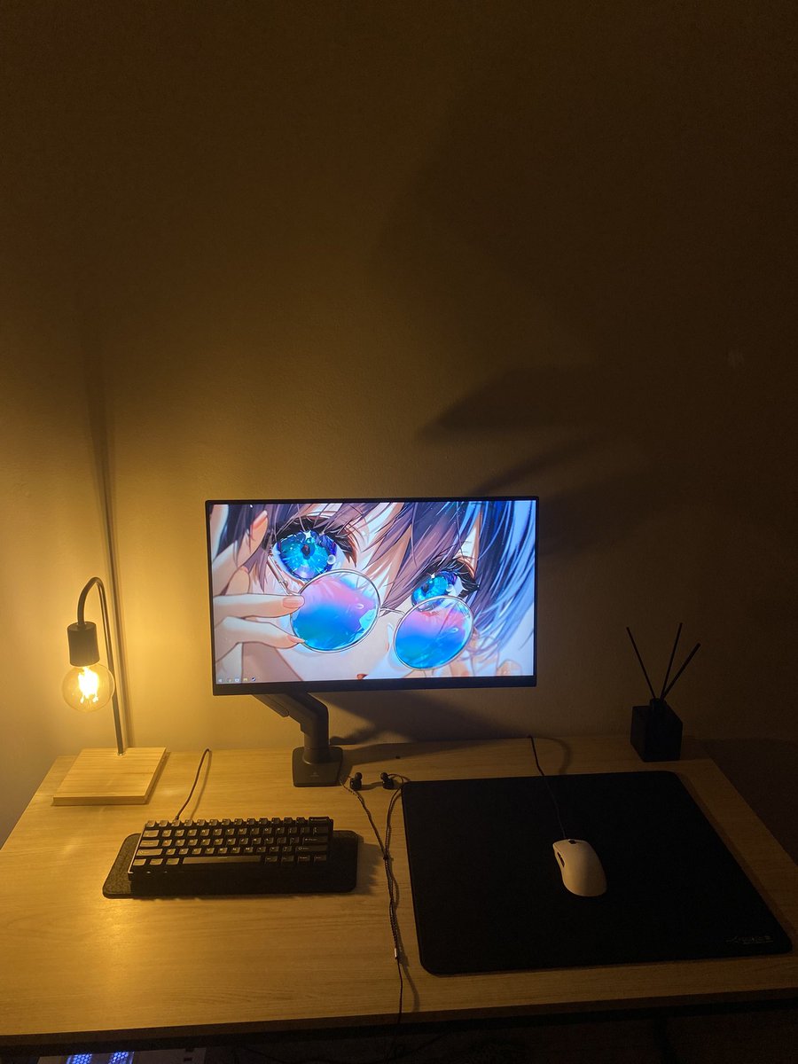 new light 🙂‍↕️ #desksetup