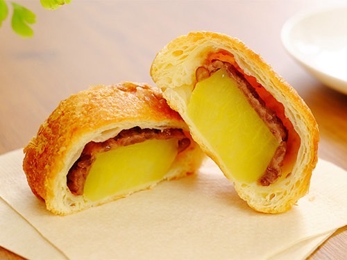 いつもありがとうございます。長寿庵です。
連休中のご来店、ありがとうございました🙌  
暑さが続きますが、秋の味覚「焼きなり団子」はいかがですか🍠  
バター香るクロワッサン生地に熊本産さつまいもとあんが絶品です！