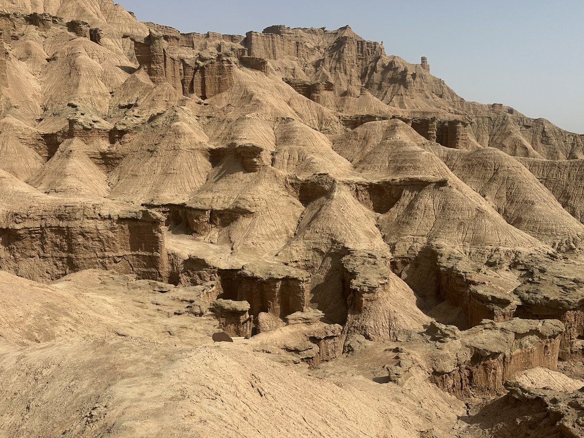Shanhui_Jacky's tweet photo. À #Kucha, le « forêt de pierre rouge » sculpté il y a 130 millions d’années flambe encore sous le soleil du Xinjiang. Pas de hache, juste le vent et l’eau pour tailler ce chef-d’œuvre géologique. 💙🌬️
#RouteDeLaSoie #Xinjiang #nature #ExporeXinjiang https://t.co/JXvP0qtl0N