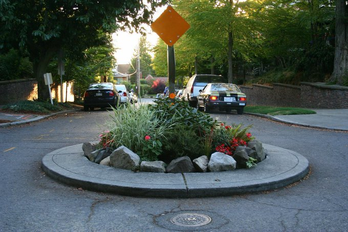 Boenau's tweet photo. Seattle tried a traffic circle in 1991 to slow the cars. The results:

❤️‍🩹 94% drop in crashes 
❤️‍🩹 99% drop in injuries

What's your city waiting for? https://t.co/quZlm0zk92