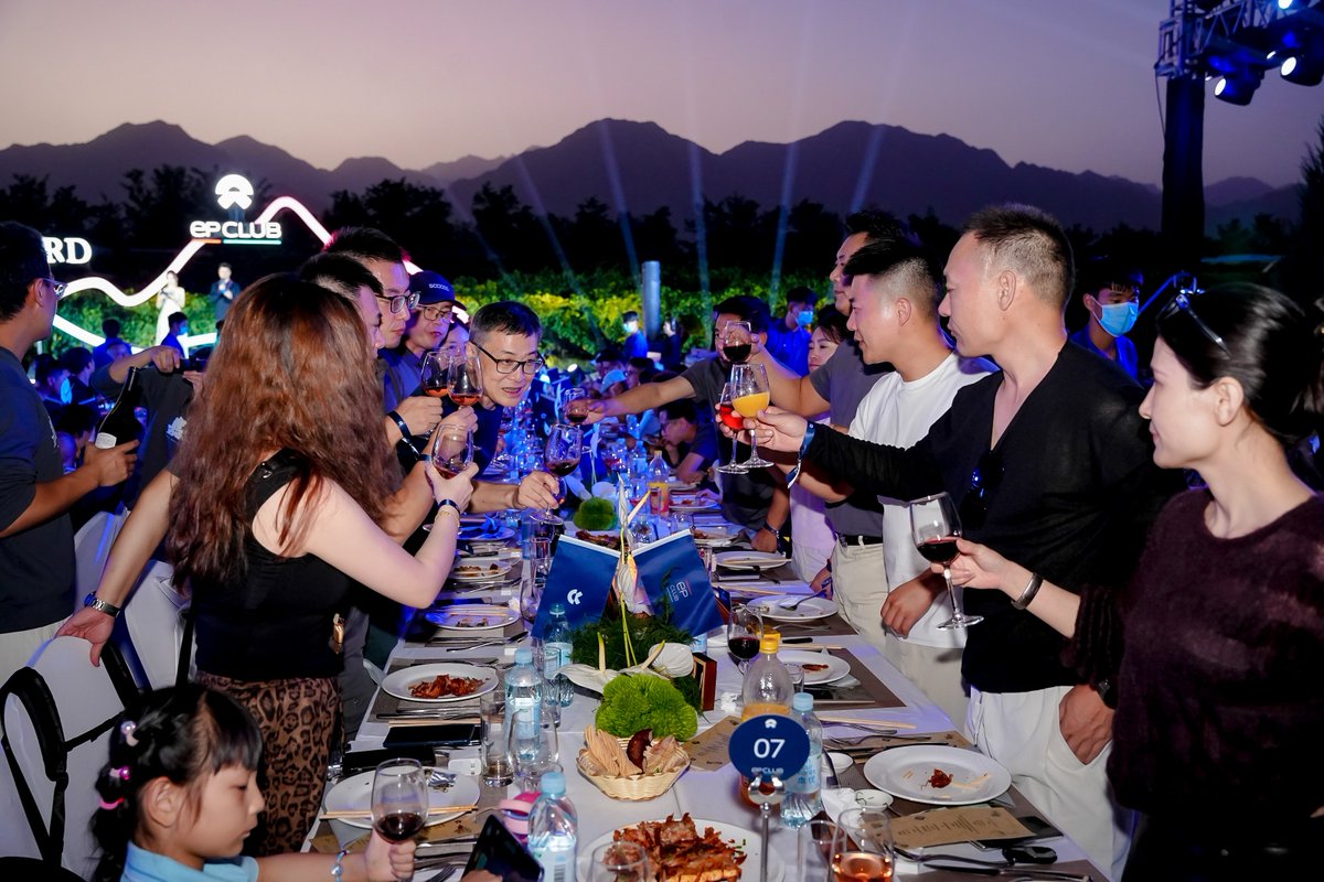 🥂Cross industry communication event! Members of EP Club, Chinese electric carmaker Nio's top user club, experienced Jade Vineyard on Sept 13. Known as the "art vineyard on the Gobi Desert", it is nestled at the eastern foot of Helan Mountain in Ningxia Hui autonomous region.