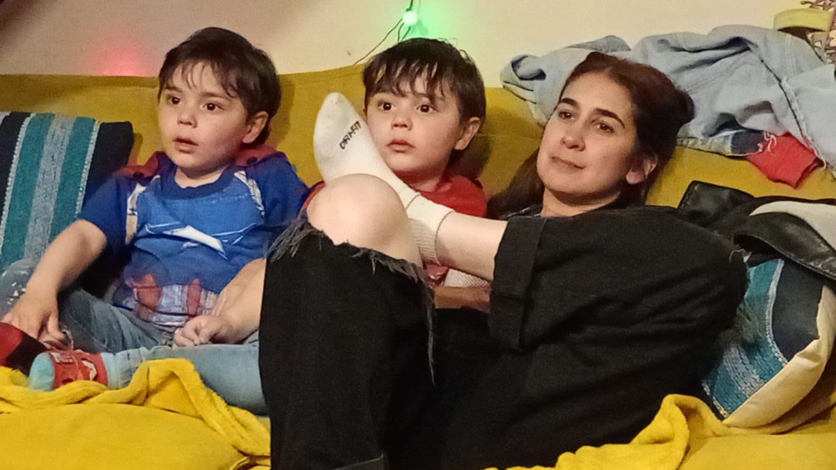 El cumpleaños perfecto de una virginiana. Mirando la tele tranca. Todo muy relajado 😂