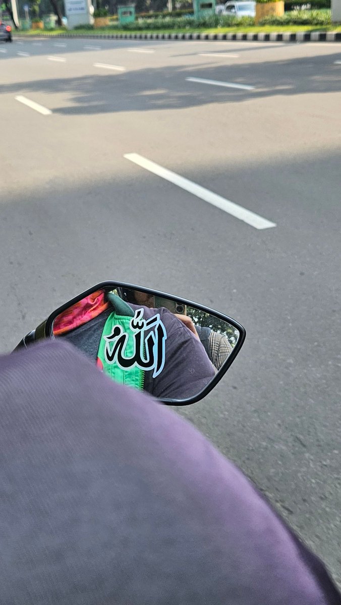 Refonjing's tweet photo. Baku islam dengan ini bapak? Kalah komiu, Allah di spion kanan, Muhammad di spion kiri https://t.co/eJZHWWs6ey