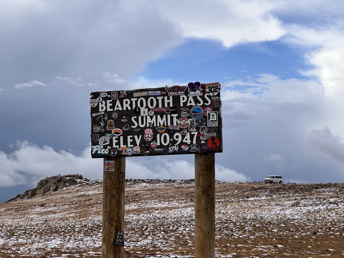 Rabbit_bitsLN's tweet image. Fresh snow on 9-13-2025. Won't be long before it's closed for the winter. #beartoothhighway