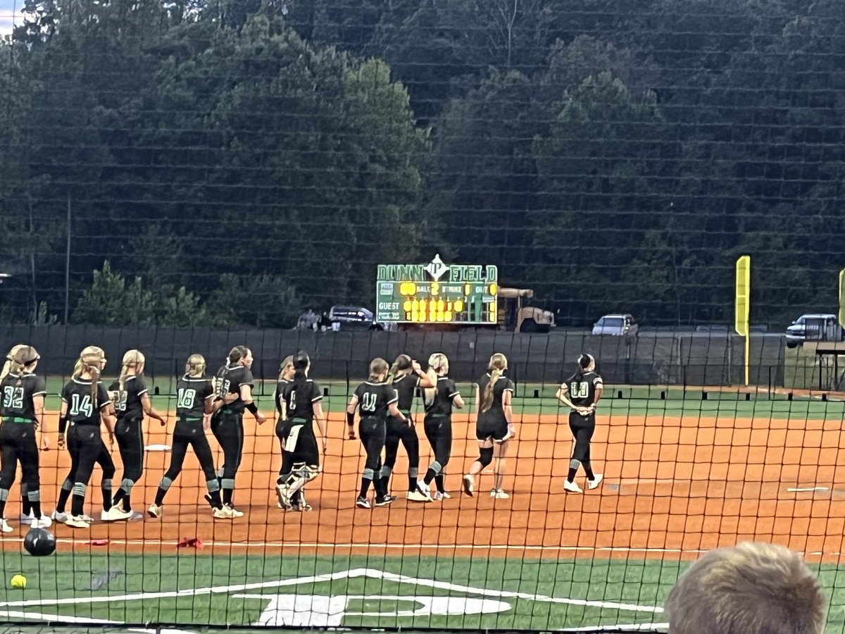 Enormous Region 6AAA win tonight at Dunn Field! Our Nettes earn a hard fought 2-1 victory over region rival North Hall! Makayla Moody delivers a clutch RBI double in the bottom of the 7th for the walk-off win! Nettes improve to 10-4 on the season. #NettesSoftball #DragonNation
