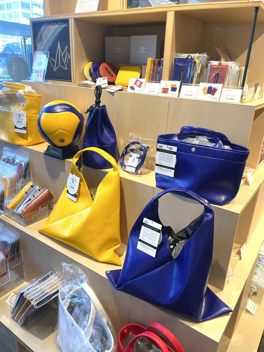 このバレーボールでできたバッグ軽くてめちゃめちゃ良かった！
せっかくなら青8黄2のコンビ色バッグがあったら買ってしまったかも✨