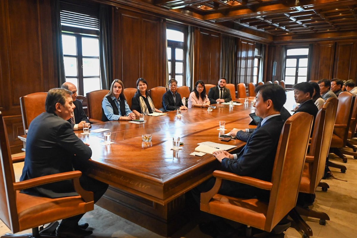 La comitiva estuvo encabezada por el primer sec. de la Embajada de Corea en Argentina, Insoo Heo; el líder de misión Koica Central Corea, HanDeok Cho, y la vicedirec., Koica Paraguay, Yunjung Han; junto al mandatario estuvo el min. de Producción, Miguel Mandrille.