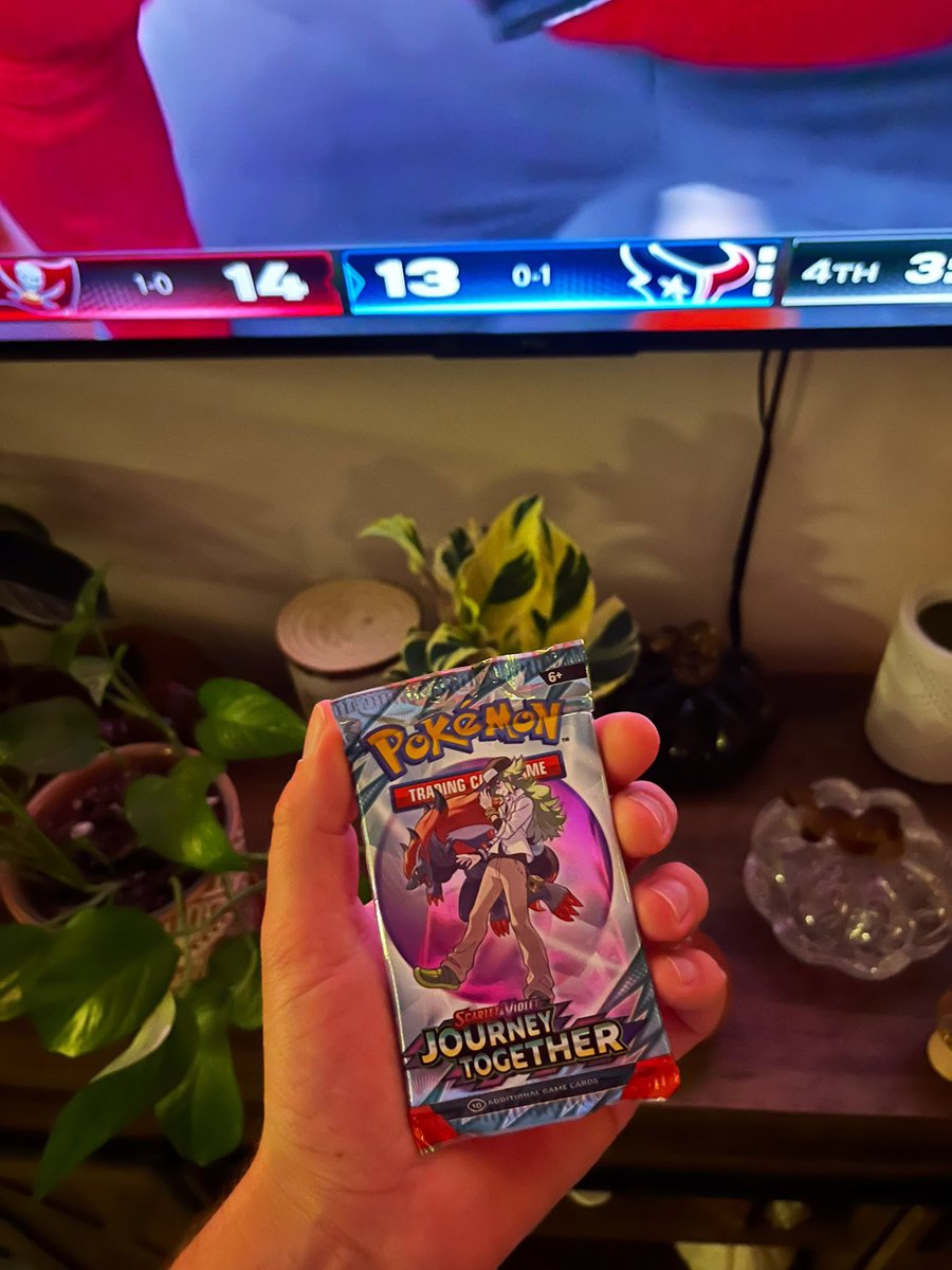 PoDoesPokemon's tweet image. Monday Night football pack! Will not be staying up for the full 10 o’c lock game tonight 😂 #JourneyTogether pack #1! #CodeCard #Pokemon #PokemonTCG