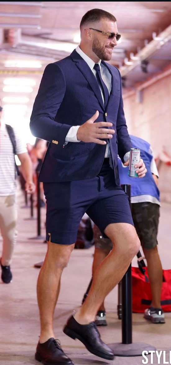 sportsbet63's tweet image. @Chiefs @tkelce @taylorswift13 I want to name this “look/fit”. And I’m calling it a Juit! #TrendingNow #whosewithme #haha