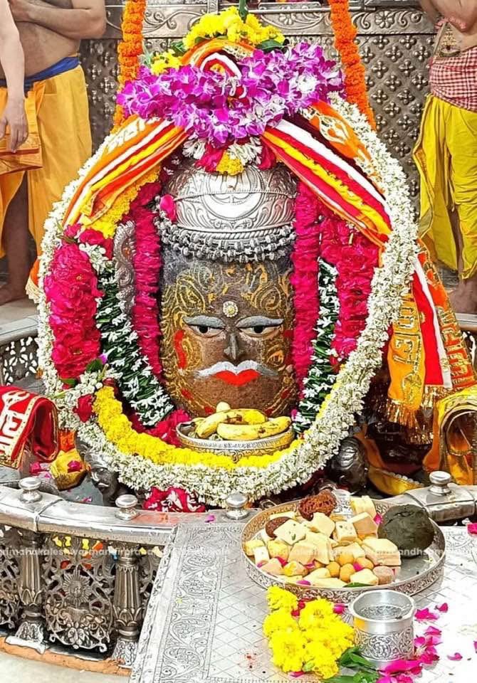 ॐजय श्री बाबा महाकाल जीं,ॐ नमःपार्वती पतये,हर हर महादेव,ऊँ नम: शिवाय:आपका दिन शुभ, मंगलमय व कल्याणकारी हो स्वयंभू दक्षिणमुखी राजाधिराज मृत्युलोकाधिपति भूतभावन अवंतिकानाथ बाबा श्री महाकालेश्वर भगवान के ज्योतिर्लिंग रूप का दिव्य अलौकिक भस्म आरती श्रृंगार दर्शन,16/09/ 2025, मंगलवार