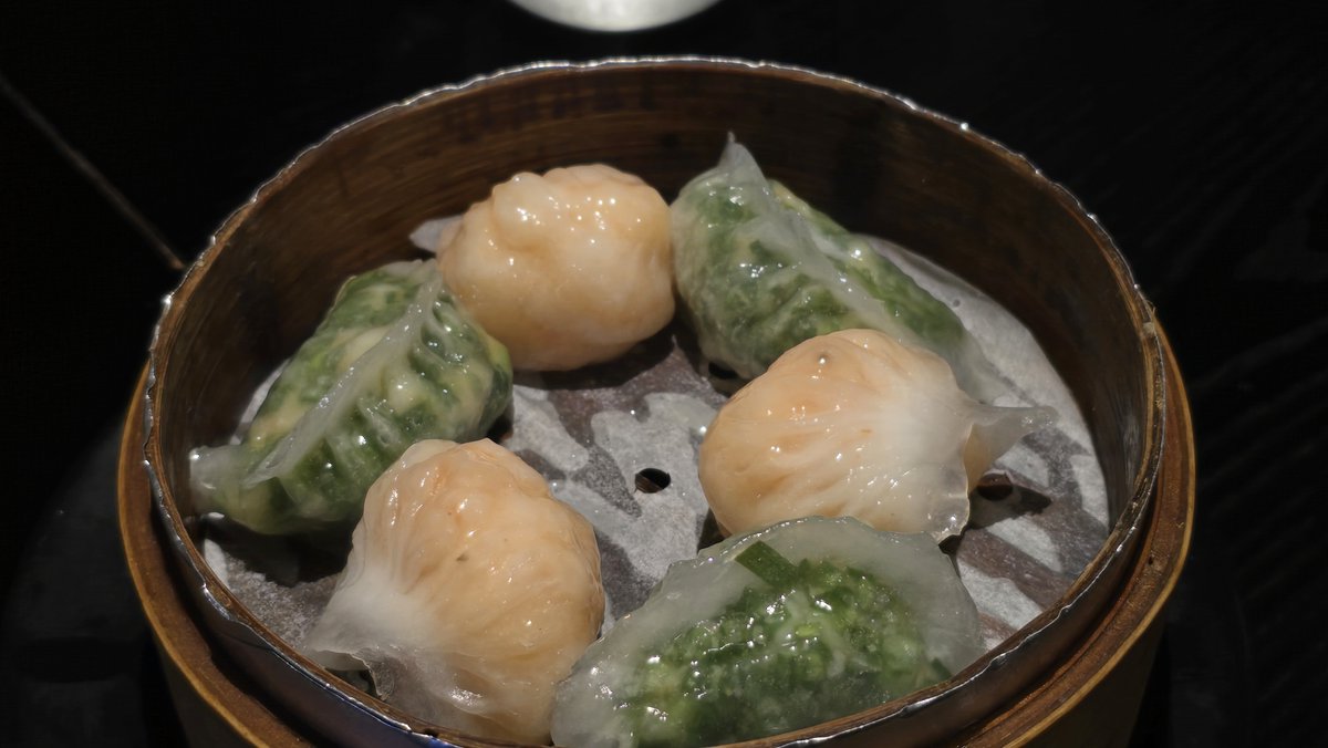 어제도 갔는데 딤섬이 무슨 보석처럼 빛나고 
아름다웠음

맛도 아름다운 맛
친구가 부추 딤섬 먹고 영혼을 빼앗김
내픽 은 언제나 새우, 통새우 식감이 말이 안되..

게다가 저 금붕어 딤섬 너무 귀엽죠?
맛도 쩔어. 마늘 새우 맛. 친구가 사줌.

개인적으로 딤딤섬보다 맛있었음