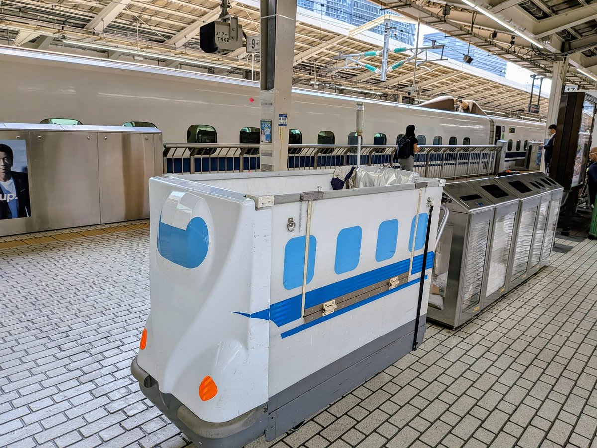 cannotbetold's tweet photo. 新幹線風の台車！かわいい https://t.co/sGQUlpKdZ0
