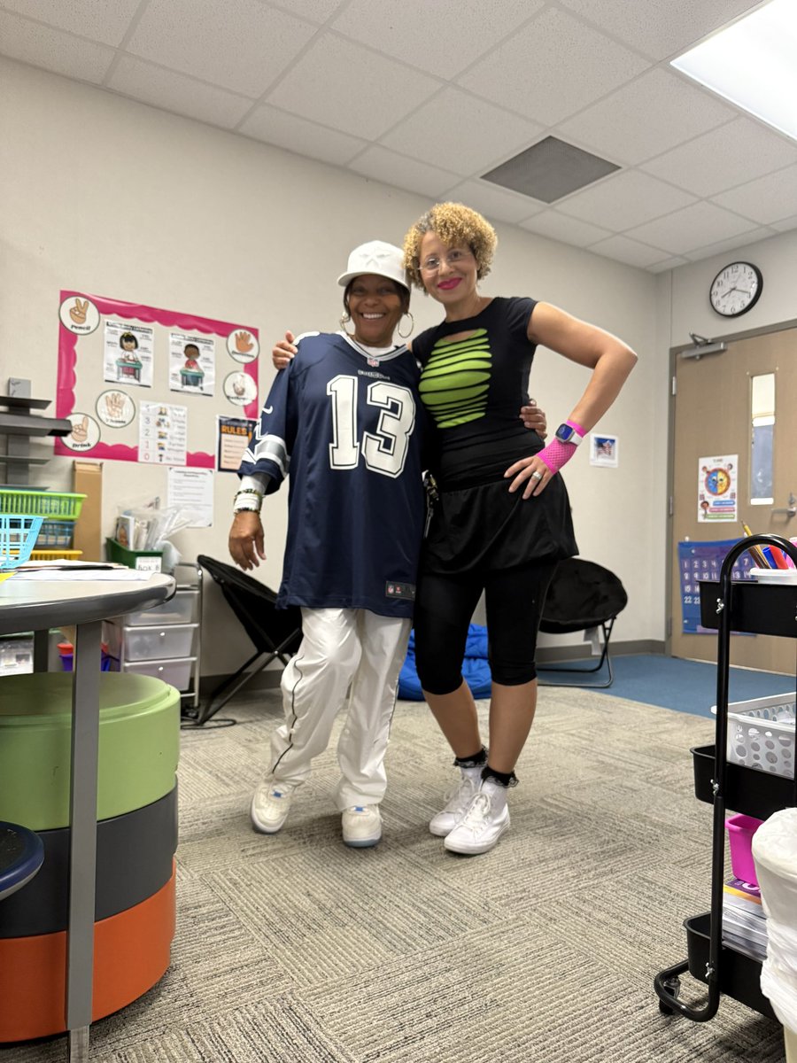 SpradleyElem's tweet image. Had a blast celebrating Decades Day at @RockHillHS for #HoCo2025! From groovy ‘70s vibes to Y2K throwbacks, everyone brought the spirit 🕺💿 #DecadesDay #HomecomingWeek