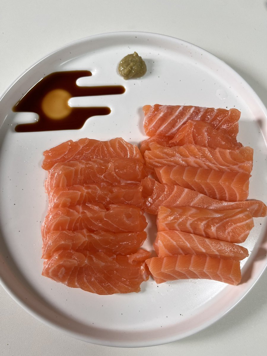 tangle_zip's tweet image. 첫끼로 연어 먹는 삶