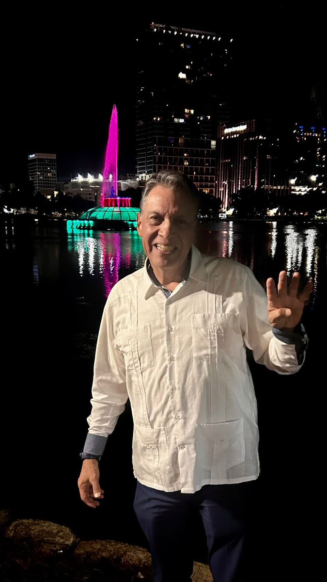 🇲🇽✨ Desde el Consulado de México en Orlando, les enviamos un abrazo fraterno y nuestros más sinceros deseos de paz, alegría y unidad en estas Fiestas Patrias.

Hoy celebramos con orgullo la historia, la cultura y la fuerza de nuestro querido México. 🇲🇽❤️

#OrlandoSeIlumina