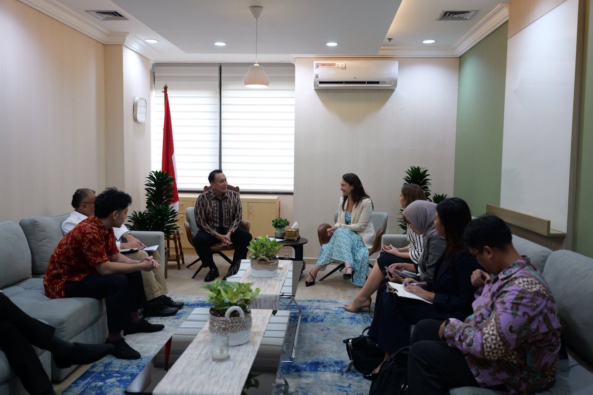 Primer día de reuniones en 🇮🇩 con Ministerio Coordinador de Asuntos Económicos; Ministerio Coordinador de Asuntos Alimentarios; y Viceministro de Ambiente. Con todas las autoridades coincidimos en la importancia de mejorar el comercio bilateral <a href="/CancilleriaUy/">Cancillería Uruguay 🇺🇾</a> <a href="/UruinIndonesia/">Embassy of Uruguay in Indonesia</a>