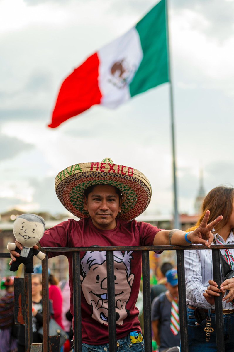 Con el Zócalo lleno: ¡volvemos a hacer historia! 🇲🇽

Por primera vez, una mujer presidenta dará el Grito de Independencia en nombre de todas y todos los mexicanos.

¡Que viva nuestra Presidenta!

#GritoHistóricoPresidenta