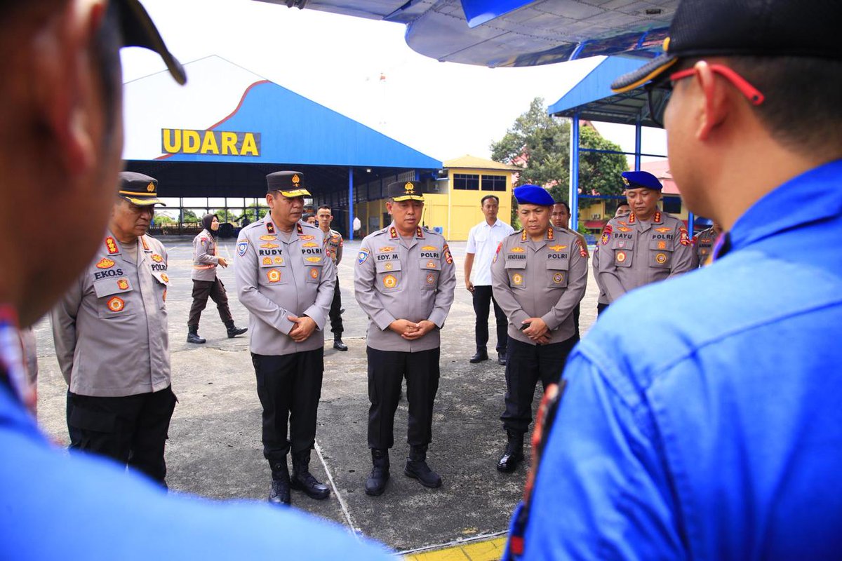 Polri Berangkatkan Bantuan Kemanusiaan ke NTT untuk Bantu Korban Banjir dan Longsor

Jakarta – Polri memberangkatkan tim misi kemanusiaan ke Nusa Tenggara Timur (NTT) guna membantu masyarakat yang terdampak bencana alam banjir bandang dan tanah longsor di Kecamatan Mauponggo,