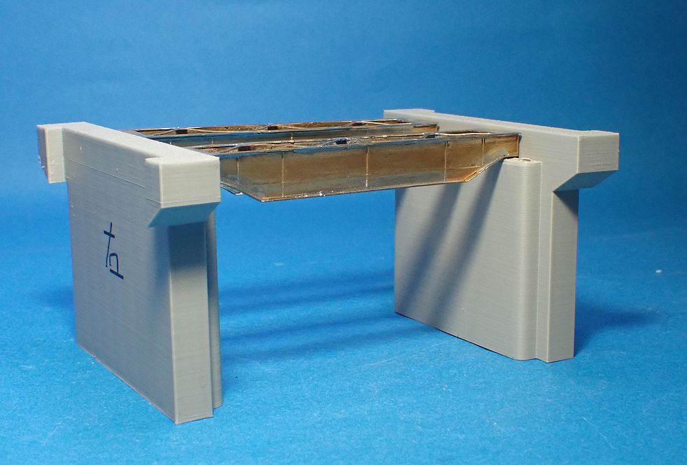 ikeda_modeling's tweet image. 前回、阪急500の撮影に使った能勢電川西国鉄前線のジオラマを再度製作しています。コンクリート橋台は以前はバルサ材で作りましたが、今回FDM3Dプリンターで造形したところ、十分に使えそうな感じです。橋桁は、前回同様に自家真鍮エッチング抜きです。前回よりもディテールアップする予定。#能勢電鉄