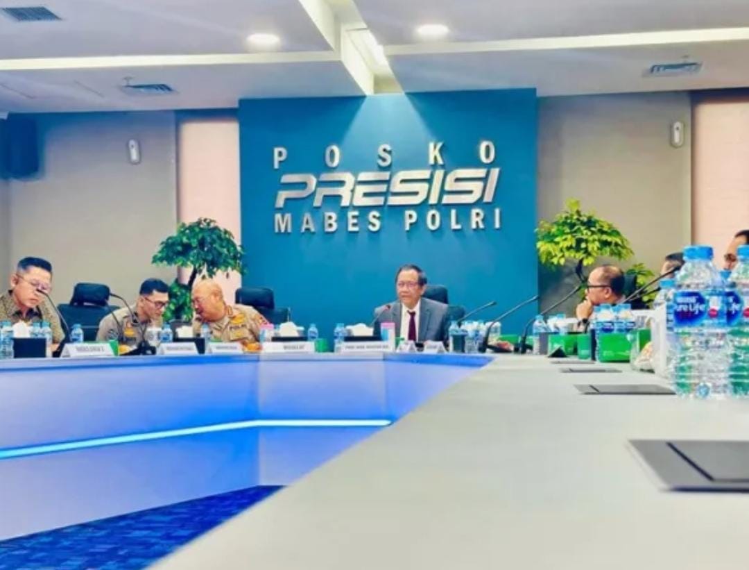 – Di depan lebih dari 750 anggota Polri dari seluruh Indonesia.* Mantan Menko Polhukam, Prof Mahfud MD, mengajak Polri tetap tegar menjadi bhayangkara negara. Hal itu disampaikan dalam Forum Belajar Bersama PJU Posko Presisi yang diikuti pejabat Polri dari pusat sampai provinsi