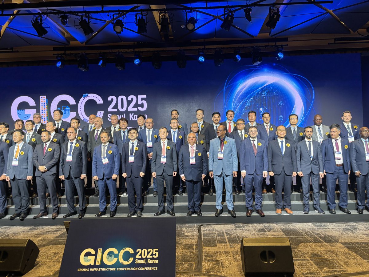CesarSandovalP's tweet photo. Me encuentro en la República de Corea del Sur participando en la Conferencia Global de Cooperación en Infraestructura 2025. Es un espacio clave donde estamos promoviendo proyectos aéreos, viales y ferroviarios a fin de fortalecer la conectividad sostenible. A nombre del Gobierno de la presidenta Dina Boluarte, reafirmamos nuestra voluntad de seguir estrechando lazos con socios estratégicos como esta gran nación  asiática, para seguir ejecutando grandes obras de infraestructura que generen impacto positivo en el Perú. 🚉✈️🇵🇪