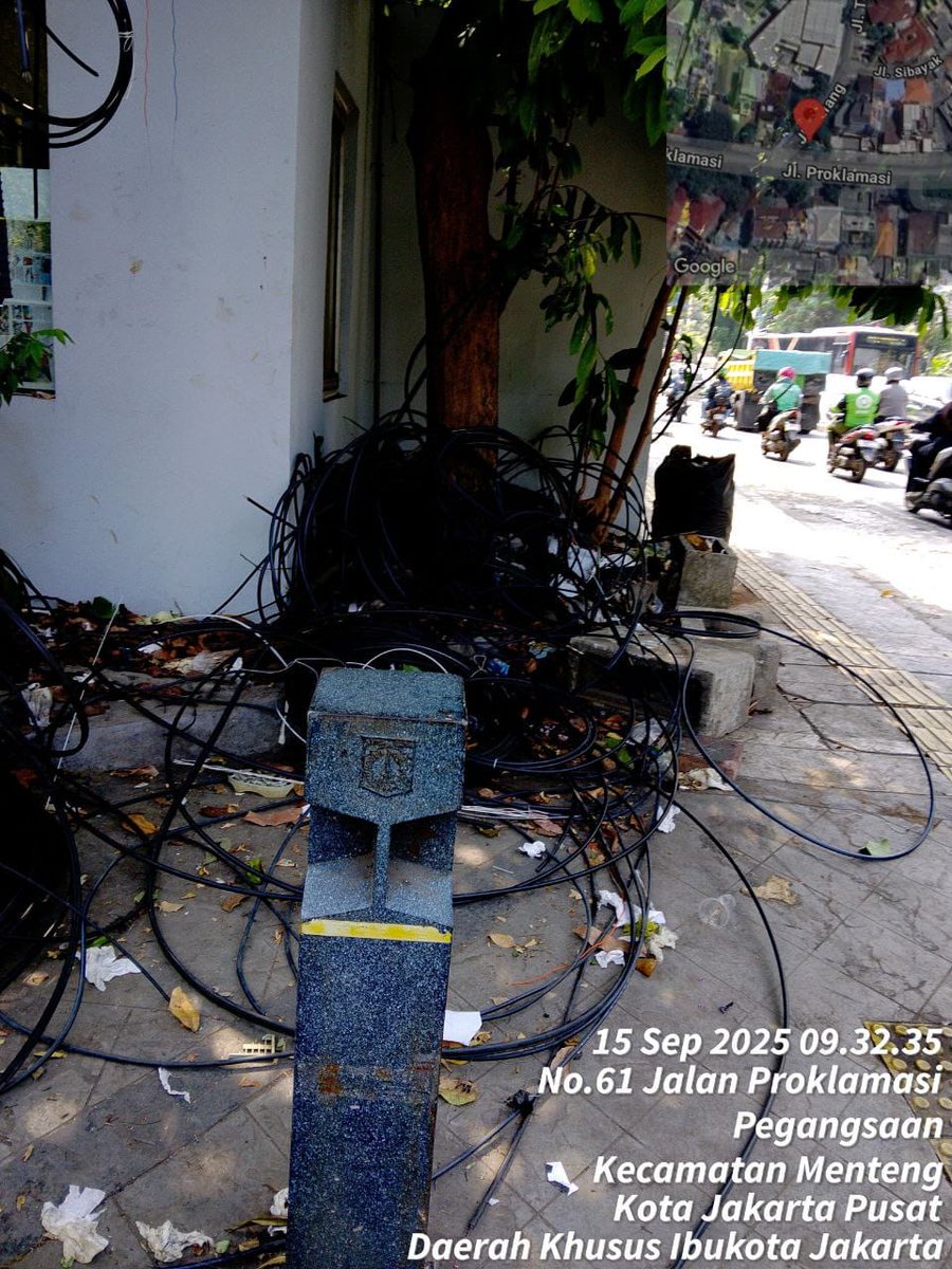 om_ul's tweet photo. Pemotongan Kabel Internet tanpa konfirmasi oleh petugas DKI (Dinas PU?), Jl. Talang Menteng Jakarta Pusat. Menyebabkan layanan Internet mati di sekitarnya sejak 15 Sep 2025.
@dkijakarta
@binamargadki
@beritajakarta
@dprddkijakarta
@pramonoanungw
@RadioElshinta https://t.co/ZASw58bfsl
