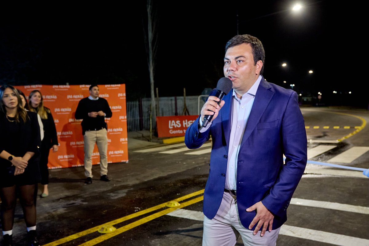 lopresti_lh's tweet photo. 🏗️ Inauguramos la apertura de la Calle Mitre

Después de más de 30 años de espera, hoy esta obra estratégica une a #LasHeras con #Guaymallén generando una conexión vital que beneficiará a miles de vecinos y vecinas.

🚦 Esta nueva vía mejora la circulación, ordena el crecimiento urbano y abre oportunidades de desarrollo económico y social para ambos departamentos.

La obra incluyó la construcción de un puente sobre el canal Cacique Guaymallén —apto para vehículos y peatones— y significó una inversión de más de $4.000 millones.

🤝🏻 Gracias al trabajo conjunto con el Gobierno Provincial y los municipios, hoy podemos decir con orgullo que cumplimos una demanda histórica.

#GenteTrabajadora