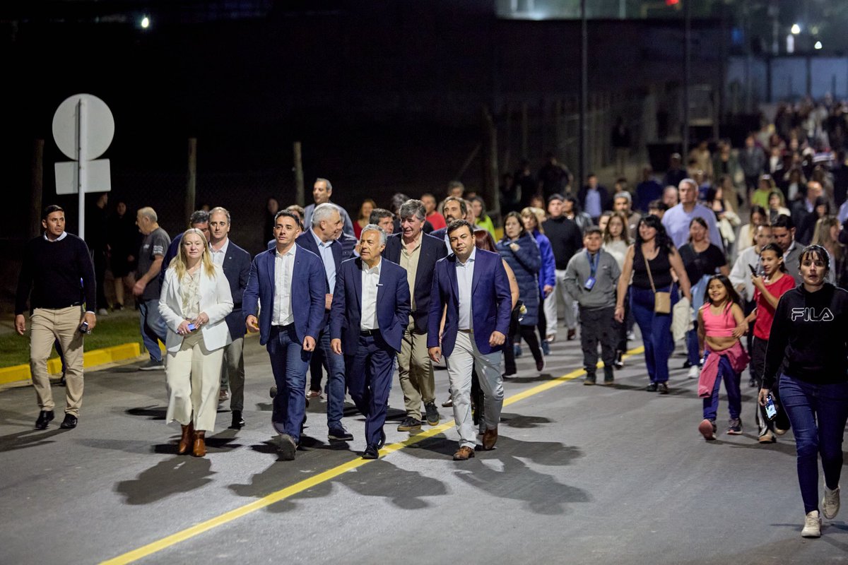 🏗️ Inauguramos la apertura de la Calle Mitre

Después de más de 30 años de espera, hoy esta obra estratégica une a #LasHeras con #Guaymallén generando una conexión vital que beneficiará a miles de vecinos y vecinas.

🚦 Esta nueva vía mejora la circulación, ordena el crecimiento