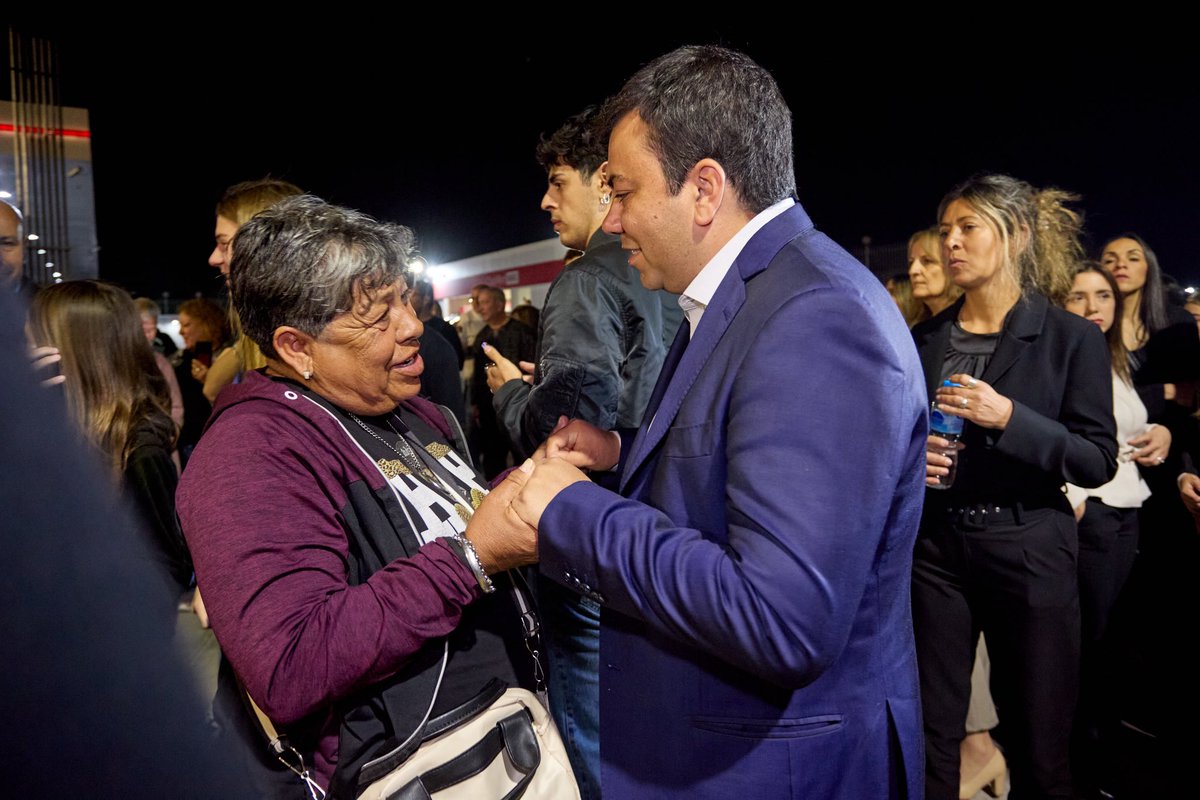 lopresti_lh's tweet photo. 🏗️ Inauguramos la apertura de la Calle Mitre

Después de más de 30 años de espera, hoy esta obra estratégica une a #LasHeras con #Guaymallén generando una conexión vital que beneficiará a miles de vecinos y vecinas.

🚦 Esta nueva vía mejora la circulación, ordena el crecimiento urbano y abre oportunidades de desarrollo económico y social para ambos departamentos.

La obra incluyó la construcción de un puente sobre el canal Cacique Guaymallén —apto para vehículos y peatones— y significó una inversión de más de $4.000 millones.

🤝🏻 Gracias al trabajo conjunto con el Gobierno Provincial y los municipios, hoy podemos decir con orgullo que cumplimos una demanda histórica.

#GenteTrabajadora