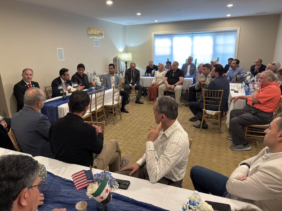 🇸🇾 الجالية السورية الأميركية  في ميشيغين تستضيف النائب ايب حماده 

خلال عطلة نهاية الأسبوع، استضافت الجالية السورية في ويست بلومفيلد في ميشيغن النائب الأميركي Abe Hamadeh في لقاء حواري تثقيفي ناقش مستقبل سوريا وتكثيف الجهود الجماعية لتعزيز الوحدة الوطنية، وبحث سبل التعاون مع