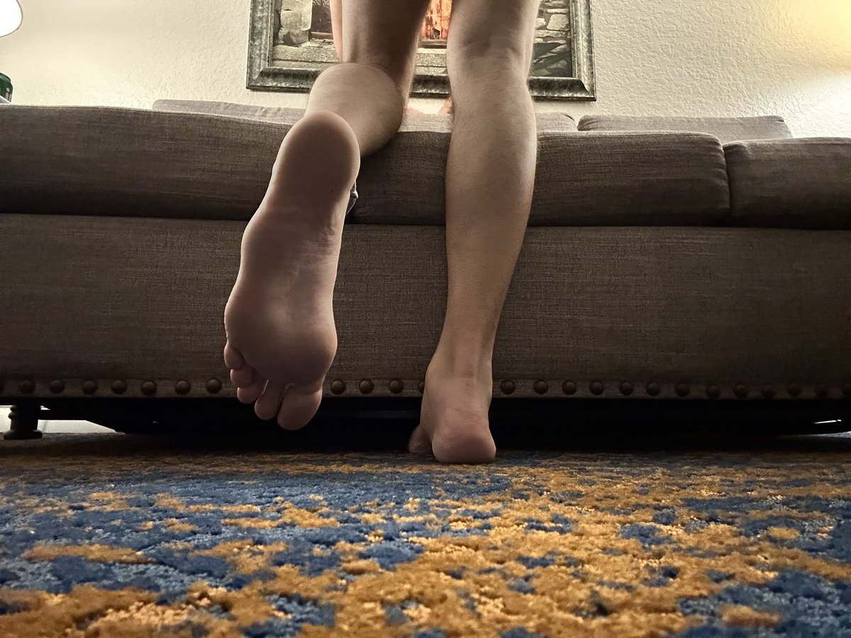 Too Tall Feet 🦶🏻🧦👟🥾👞👣 tweet media