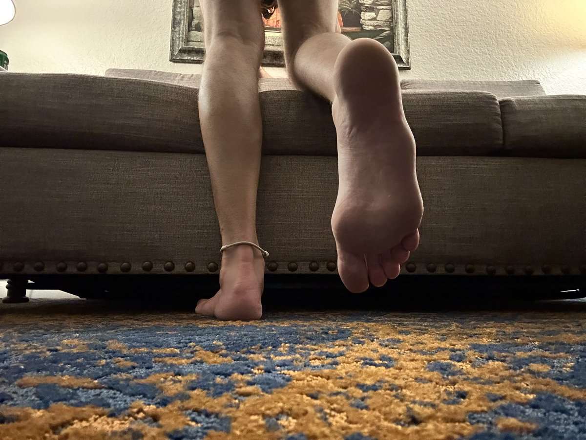 Too Tall Feet 🦶🏻🧦👟🥾👞👣 tweet media