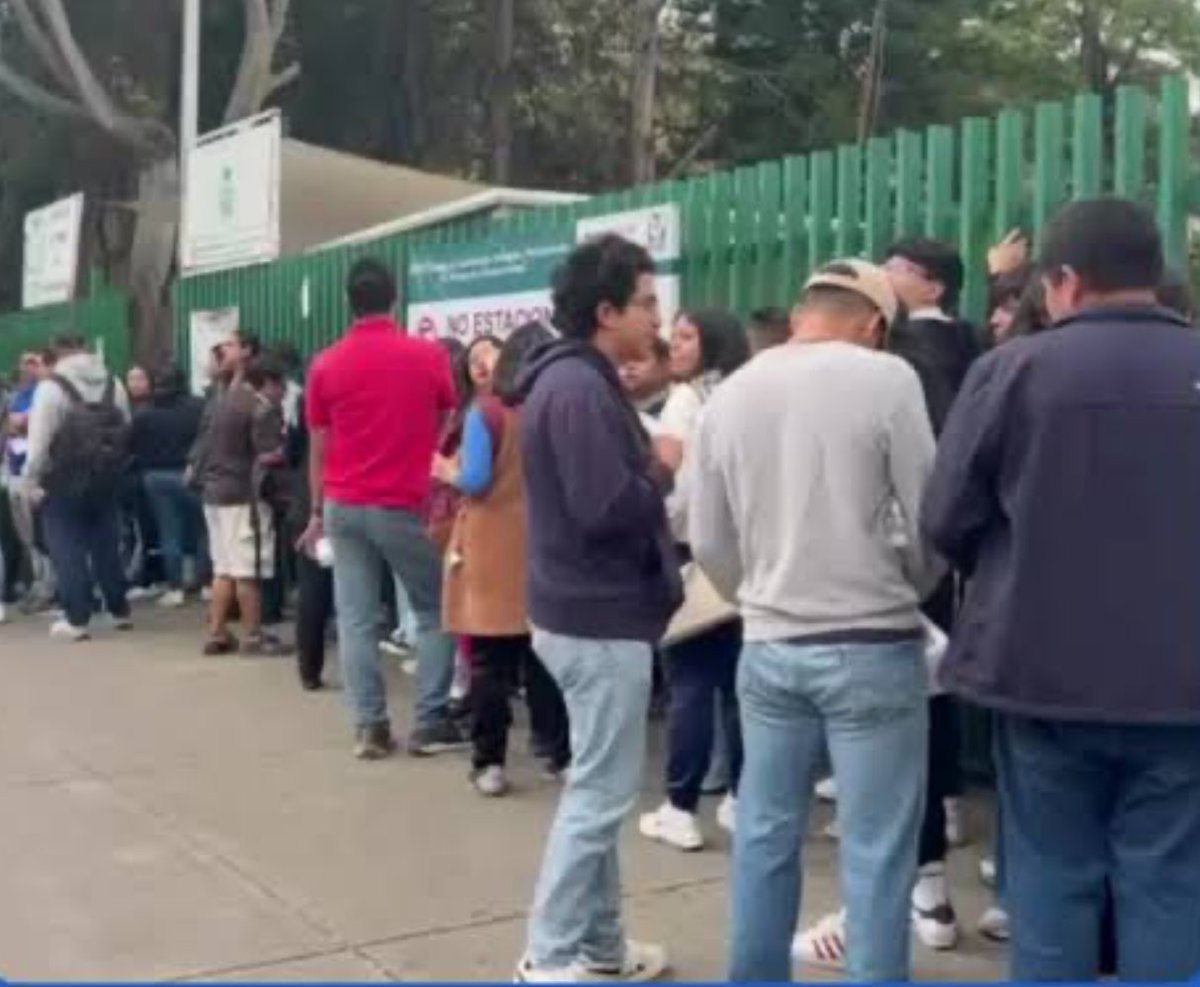 Da tristeza ver a los familiares de las personas heridas en la explosión de la pipa esperar en la banqueta noticias sobre sus seres queridos. Las salas de espera de los hospitales fueron cerradas por la pandemia y, en general, no han sido rehabilitadas.

Foto: <a href="/adn40/">adn40</a>