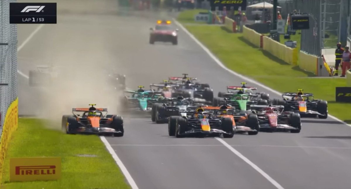 🚨 Según apunta Jesús Balseiro en AS, fue justo en este momento cuando se produce una micro rotura que se fue agravando con el paso de las vueltas

En la salida, Norris se va a la hierba y, al parecer, saltó algo de grava

Cuando se subió al piano la suspensión dijo basta