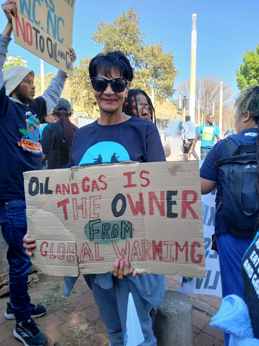 naturaljustice's tweet photo. 5/ Meanwhile outside the #ConCourt 🇿🇦hundreds mobilise to demand justice ⚖️
"We can't eat oil"⛽️ #SaveTheWildCoast #ToHellWIthShell ✊ https://t.co/uC848cMxNb