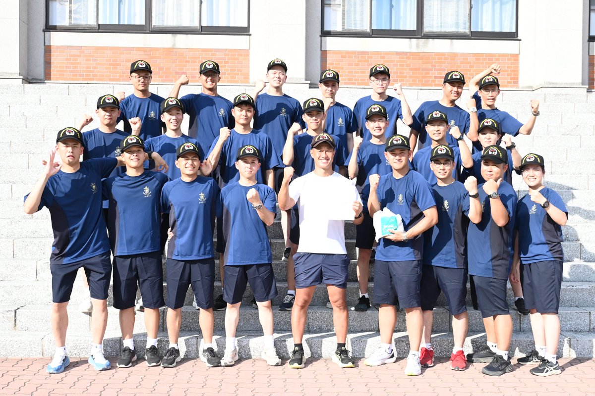 JMSDF_MOCS's tweet image. 第７８期飛行幹部候補生課程は、入校式当日の午後から 恒例行事である古鷹山登山及び山頂での隊歌競技を実施しました。
飛行幹部候補生たちは、国民の負託に応えるため、これからも不撓不屈の精神と団結力を涵養していきます。  #JMSDF #MOCS #海上自衛隊幹部候補生学校 #海上自衛隊