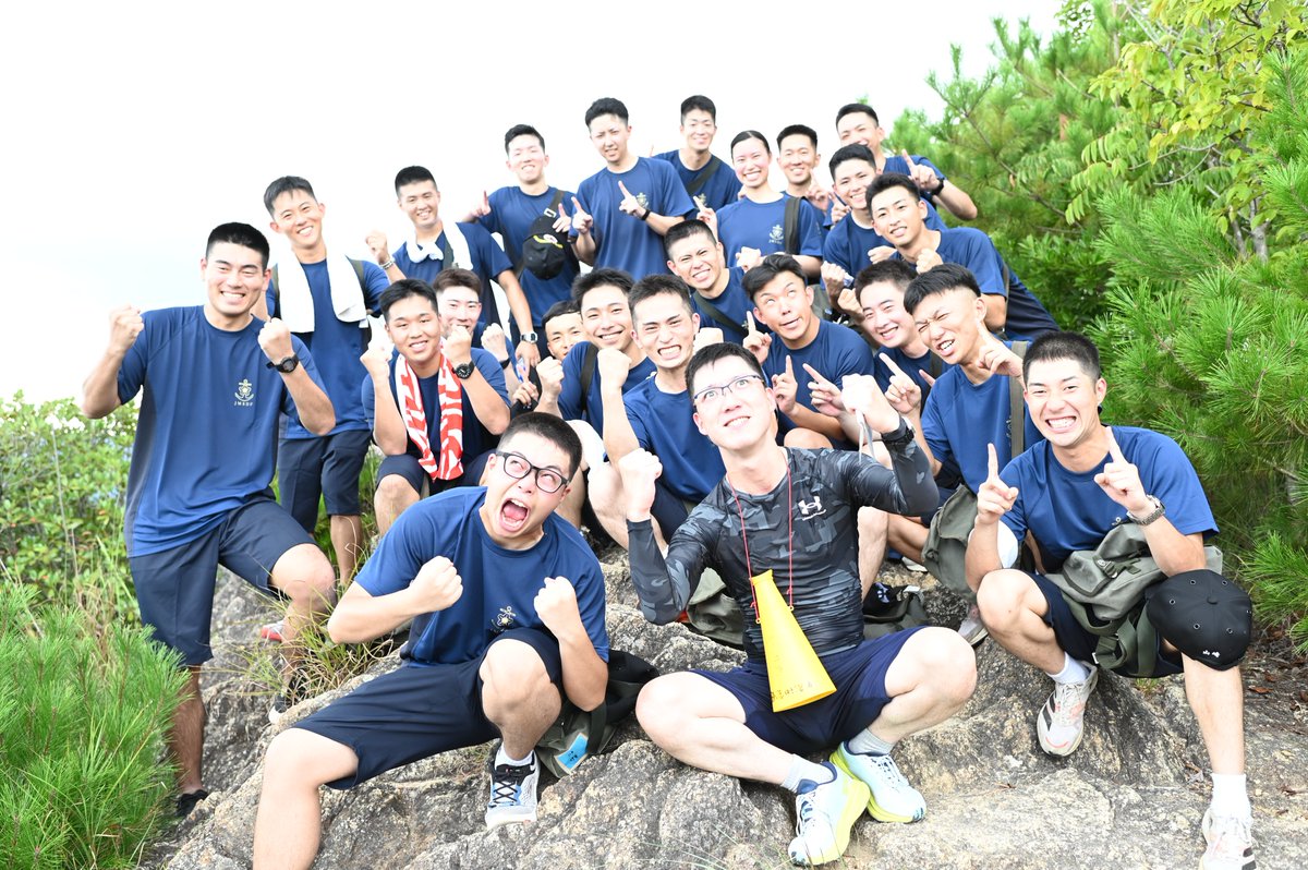 JMSDF_MOCS's tweet image. 第７８期飛行幹部候補生課程は、入校式当日の午後から 恒例行事である古鷹山登山及び山頂での隊歌競技を実施しました。
飛行幹部候補生たちは、国民の負託に応えるため、これからも不撓不屈の精神と団結力を涵養していきます。  #JMSDF #MOCS #海上自衛隊幹部候補生学校 #海上自衛隊